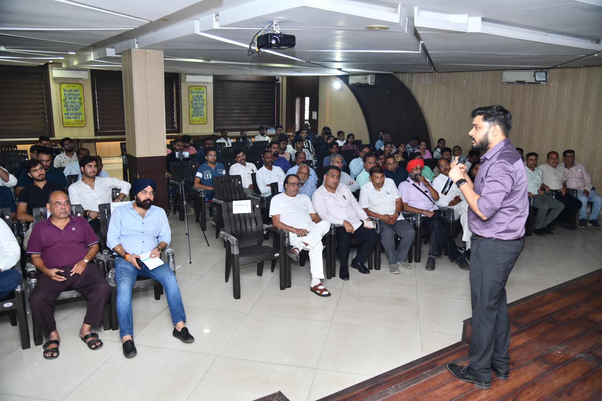 Lakshit Sethiya addressing a packed lecture hall from the stage