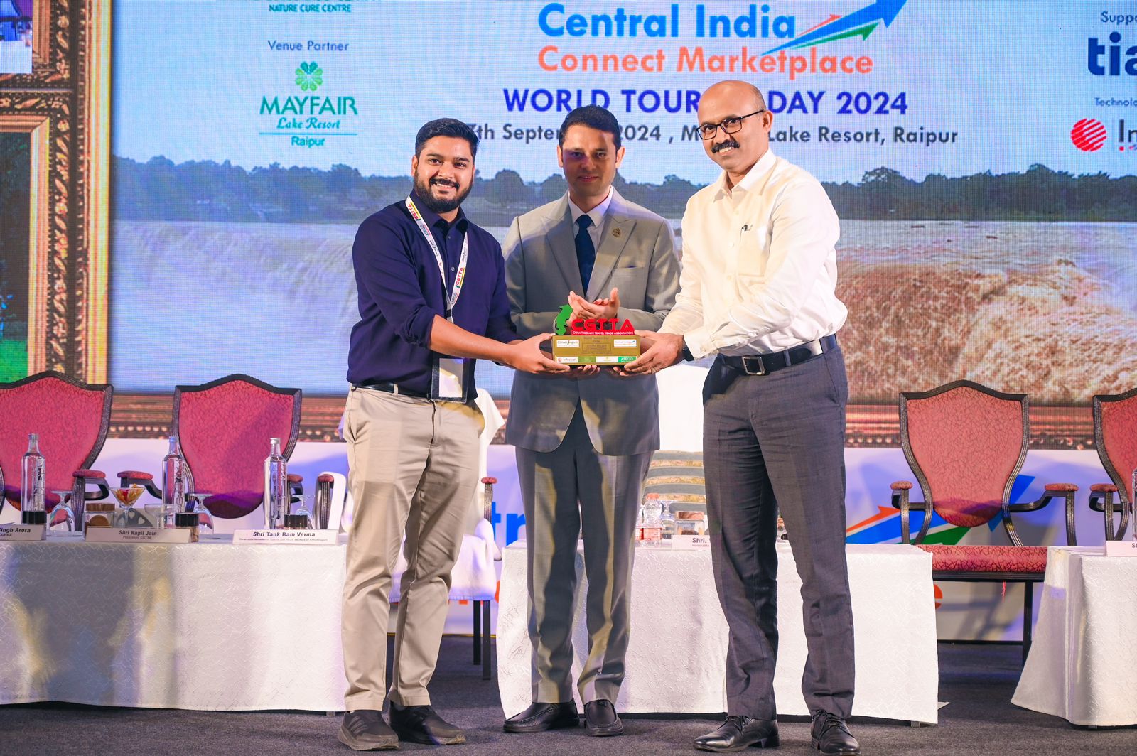 Lakshit Sethiya receiving an award at Central India Connect Marketplace 2024