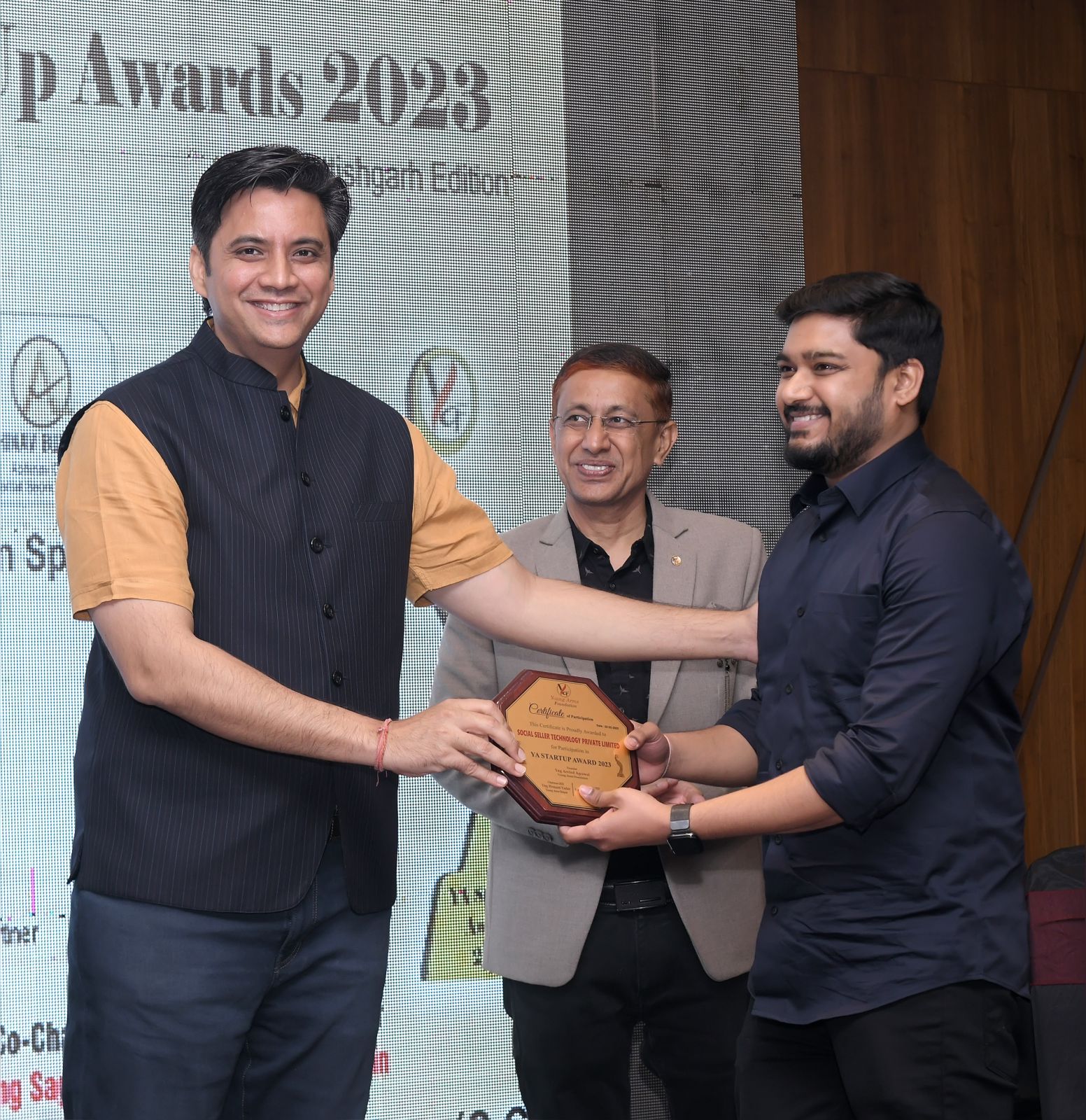 Lakshit Sethiya accepting the YA Startup Award 2023 on stage