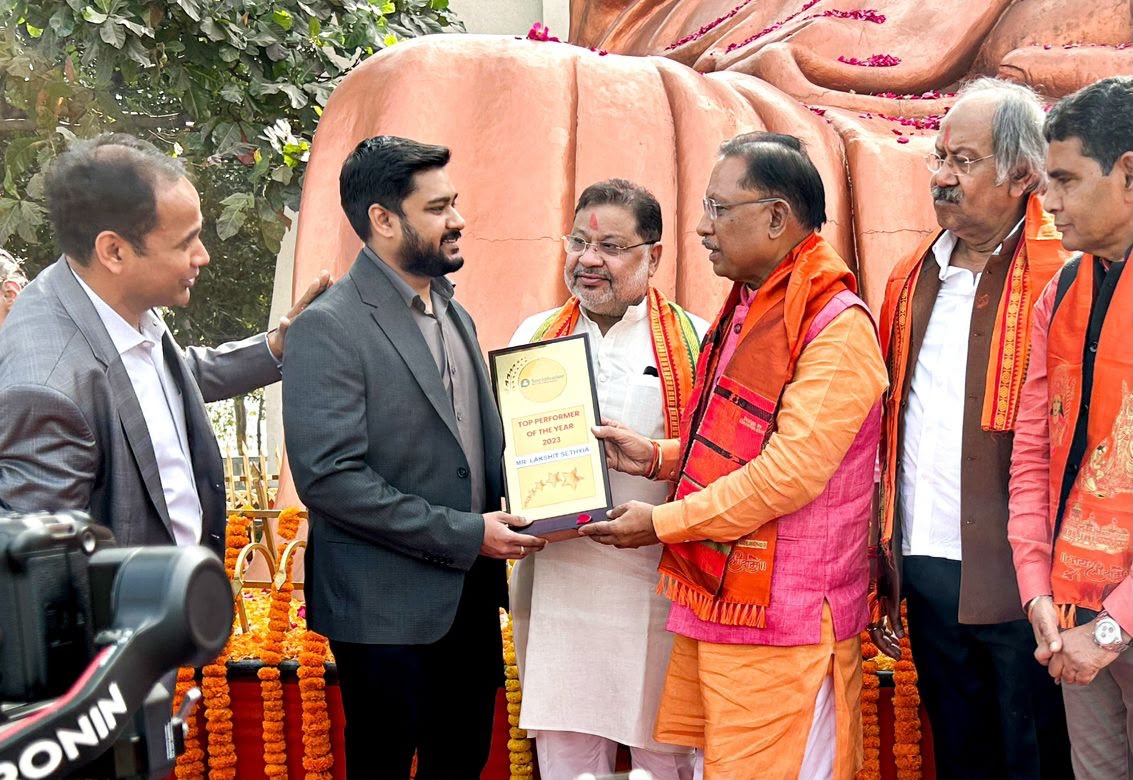 Lakshit Sethiya receiving a state honour from the Honourable Chief Minister of Chhattisgarh